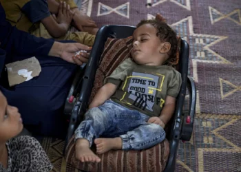 El niño desplazado Abdel-Rahman Abu El-Jedian, que padece polio, duerme en un campamento improvisado en Deir al-Balah, en el centro de Gaza, el 27 de agosto de 2024. (Foto AP/Abdel Kareem Hana)