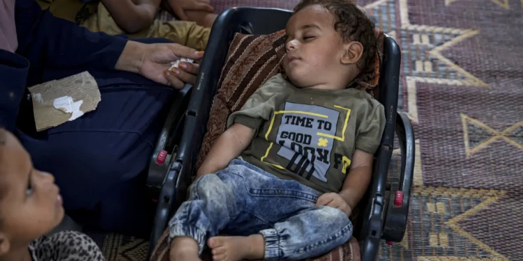 El niño desplazado Abdel-Rahman Abu El-Jedian, que padece polio, duerme en un campamento improvisado en Deir al-Balah, en el centro de Gaza, el 27 de agosto de 2024. (Foto AP/Abdel Kareem Hana)