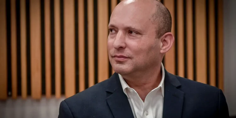 El ex primer ministro Naftali Bennett en una audiencia judicial en una demanda por difamación contra el rabino Yosef Mizrahi en el Tribunal de Magistrados de Tel Aviv, el 11 de septiembre de 2023. (Avshalom Sassoni/Flash90)