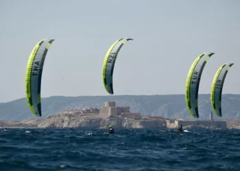 Competidoras, entre ellas la israelí Gal Zukerman (derecha), participan en la primera carrera del evento femenino de kitesurf de fórmula kite en los Juegos Olímpicos de París 2024 en la Marina Roucas-Blanc en Marsella, el 4 de agosto de 2024. (Christophe SIMON / AFP)