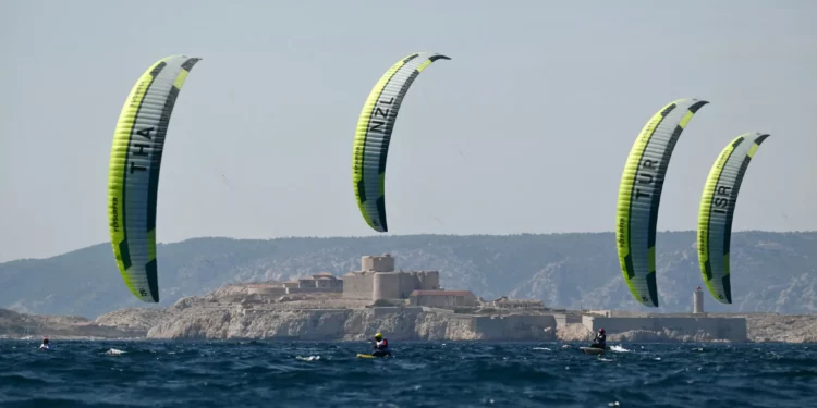 Competidoras, entre ellas la israelí Gal Zukerman (derecha), participan en la primera carrera del evento femenino de kitesurf de fórmula kite en los Juegos Olímpicos de París 2024 en la Marina Roucas-Blanc en Marsella, el 4 de agosto de 2024. (Christophe SIMON / AFP)