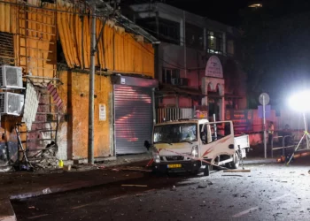 Personal de seguridad y emergencias israelíes acordonan el lugar de una explosión en Tel Aviv el 18 de agosto de 2024. (Foto de Jack GUEZ / AFP)