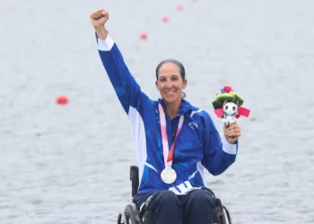 La remera israelí Moran Samuel gana su serie y establece un nuevo récord en los Juegos Paralímpicos de París con 9:58.02 en los scull individuales femeninos.

Samuel es uno de los dos remeros que avanzan directamente a la final, donde se les unirán otros cuatro el domingo para luchar por el oro, la plata y el bronce.

Samuel, en sus cuartos Juegos Paralímpicos, ganó una medalla de bronce en Río y una de plata en Tokio. La atleta de 42 años sufrió un derrame cerebral a los 24 años que la dejó en silla de ruedas y desde entonces se ha convertido en una de las atletas paralímpicas más conocidas de Israel.

En la carrera de scull individual masculino, el remero Shmulik Daniel termina segundo en su serie y avanzará a la ronda de repesca, programada para mañana, con el objetivo de conseguir un lugar en la final.

Daniel, de 39 años, resultó herido en 2005 con una lesión en la columna vertebral mientras servía en Har Dov durante su servicio militar y ha utilizado una silla de ruedas desde entonces.