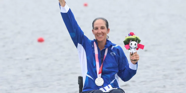 La remera israelí Moran Samuel gana su serie y establece un nuevo récord en los Juegos Paralímpicos de París con 9:58.02 en los scull individuales femeninos.

Samuel es uno de los dos remeros que avanzan directamente a la final, donde se les unirán otros cuatro el domingo para luchar por el oro, la plata y el bronce.

Samuel, en sus cuartos Juegos Paralímpicos, ganó una medalla de bronce en Río y una de plata en Tokio. La atleta de 42 años sufrió un derrame cerebral a los 24 años que la dejó en silla de ruedas y desde entonces se ha convertido en una de las atletas paralímpicas más conocidas de Israel.

En la carrera de scull individual masculino, el remero Shmulik Daniel termina segundo en su serie y avanzará a la ronda de repesca, programada para mañana, con el objetivo de conseguir un lugar en la final.

Daniel, de 39 años, resultó herido en 2005 con una lesión en la columna vertebral mientras servía en Har Dov durante su servicio militar y ha utilizado una silla de ruedas desde entonces.