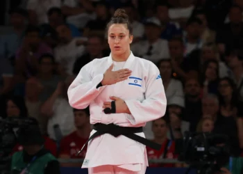 La israelí Inbar Lanir reacciona tras vencer a la holandesa Guusje Steenhuis en el combate de cuartos de final de judo femenino de -78 kg de los Juegos Olímpicos de París 2024, el 1 de agosto de 2024. (Jack Guez/AFP)