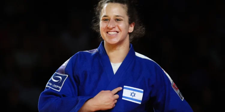 La israelí Inbar Lanir reacciona tras vencer a la portuguesa Patricia Sampaio (no se ve) durante el combate individual de bronce de -78 kg femenino del Campeonato Europeo de Judo Seniors en la Arena Zagreb, en Zagreb, el 27 de abril de 2024. (Damir Sencar/AFP)