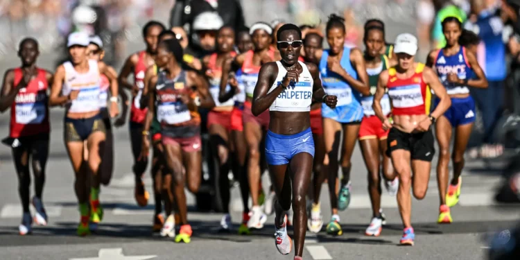 La israelí Lonah Chemtai Salpeter (centro) corre por delante de otras atletas en el maratón femenino del evento de atletismo en los Juegos Olímpicos de París 2024 en París el 11 de agosto de 2024. (Kirill KUDRYAVTSEV / AFP)