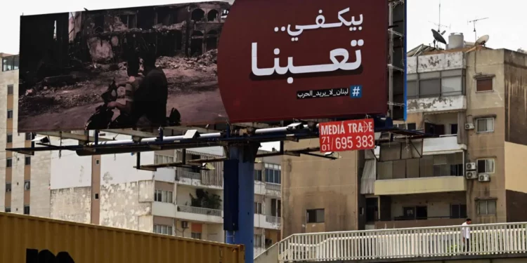 Un enorme cartel en una calle de Beirut incluye una frase que pide el fin de la guerra (AFP)