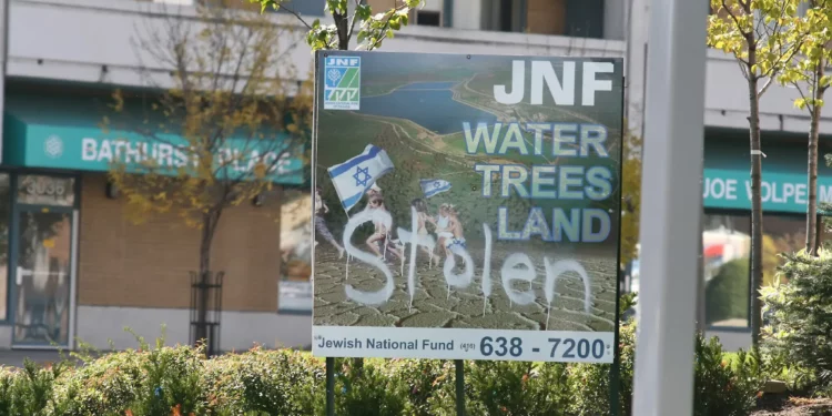 Un cartel del Fondo Nacional Judío de Israel se ve desfigurado en Toronto, Canadá, el 9 de octubre de 2008. (Creative Touch Imaging Ltd./NurPhoto vía Getty Images/JTA)