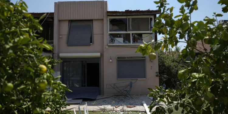 Una casa dañada tras un ataque desde el Líbano, en Acre, en el norte de Israel, el 25 de agosto de 2024. (Foto AP/Ariel Schalit)