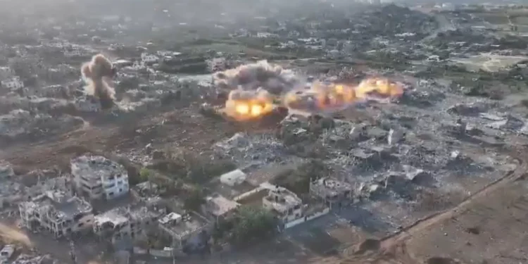 Las explosiones se propagan a lo largo del complejo subterráneo mientras las FDI hacen estallar una red de túneles en Beit Janún, en el norte de Gaza, en imágenes publicadas el 19 de noviembre de 2023. (Captura de pantalla de Kan TV, utilizada de acuerdo con la cláusula 27a de la ley de derechos de autor)