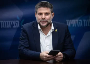 El ministro de Finanzas, Bezalel Smotrich, dirige una reunión de facciones en la Knéset en Jerusalén, el 22 de julio de 2024. (Oren Ben Hakoon/Flash90)