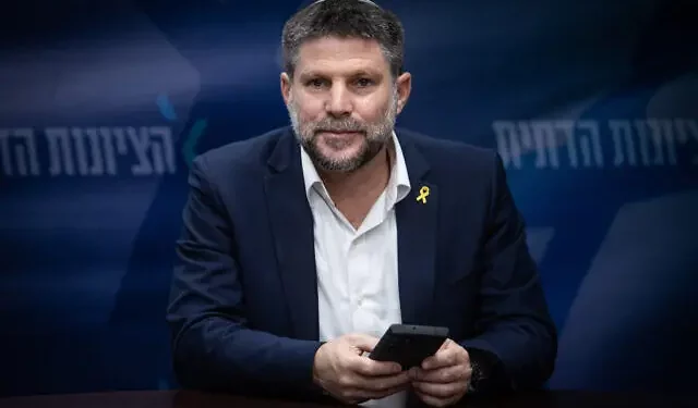 El ministro de Finanzas, Bezalel Smotrich, dirige una reunión de facciones en la Knéset en Jerusalén, el 22 de julio de 2024. (Oren Ben Hakoon/Flash90)