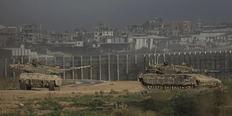 Tanques israelíes cerca de la frontera entre Israel y Gaza, vistos desde el sur de Israel, el 14 de julio de 2024. (Foto AP/Tsafrir Abayov)