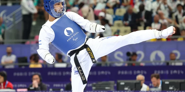 El atleta israelí de taekwondo Asaf Yasur compite en los Juegos Paralímpicos de París 2024 el 29 de agosto de 2024. (Lilach Weiss-Rosenberg)