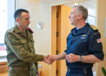 El jefe del Estado Mayor de las Fuerzas de Defensa de Israel, teniente general Herzi Halevi, se reúne con su homólogo del Reino Unido, el jefe del Estado Mayor de la Defensa, almirante Sir Antony David Radakin, en la sede de las Fuerzas de Defensa de Israel en Tel Aviv, el 2 de agosto de 2024. (Fuerzas de Defensa de Israel)