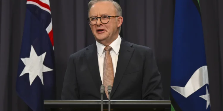 El primer ministro australiano, Anthony Albanese, se dirige a los medios en el Parlamento en Canberra, el 17 de junio de 2024. (Lukas Coch/Pool Photo via AP, Archivo)