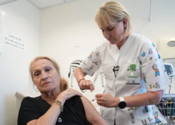 Una mujer recibe la vacuna contra la gripe el 5 de septiembre de 2023. (Clalit)