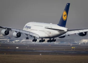 Un Airbus A380 de Lufthansa aterriza en Frankfurt, Alemania, el 14 de febrero de 2019. (AP/Michael Probst)