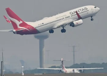 En esta fotografía tomada el 1 de noviembre de 2019, un Boeing 737-800 de Qantas despega del aeropuerto Kingsford Smith de Sídney. (PETER PARKS / AFP)