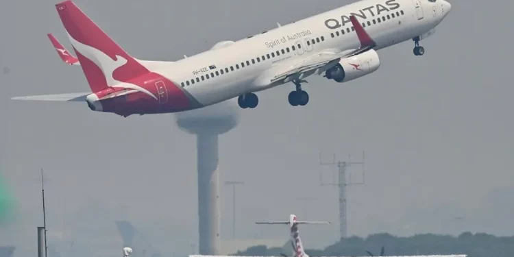 En esta fotografía tomada el 1 de noviembre de 2019, un Boeing 737-800 de Qantas despega del aeropuerto Kingsford Smith de Sídney. (PETER PARKS / AFP)