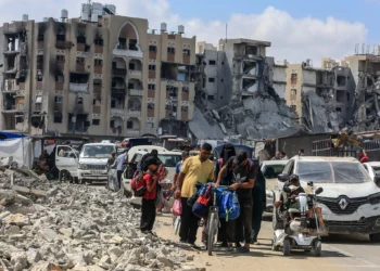 Palestinos con sus pertenencias tras ser evacuados de Al-Jalaa, en Jan Yunis, hacia la zona segura designada en el sur de la Franja de Gaza, el 11 de agosto de 2024. (Abed Rahim Khatib/Flash90)