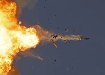 Esta fotografía tomada desde una posición en el norte de Israel muestra un avión no tripulado de Hezbolá interceptado por la defensa aérea israelí sobre el norte de Israel el 25 de agosto de 2024 (Jalaa Marey / AFP)