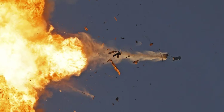 Esta fotografía tomada desde una posición en el norte de Israel muestra un avión no tripulado de Hezbolá interceptado por la defensa aérea israelí sobre el norte de Israel el 25 de agosto de 2024 (Jalaa Marey / AFP)