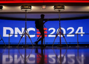 Un hombre camina dentro del United Center antes de la Convención Nacional Demócrata (DNC) en Chicago, Illinois, el 17 de agosto de 2024. (Charly TRIBALLEAU / AFP)