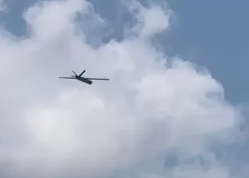 Las imágenes tomadas por un espectador en el norte de Israel parecen mostrar un avión no tripulado de ataque de Hezbolá que cruzó desde el Líbano el 6 de agosto de 2024. (Captura de pantalla del video; utilizada de acuerdo con la Cláusula 27a de la Ley de Derechos de Autor)