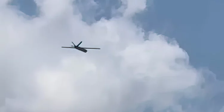 Las imágenes tomadas por un espectador en el norte de Israel parecen mostrar un avión no tripulado de ataque de Hezbolá que cruzó desde el Líbano el 6 de agosto de 2024. (Captura de pantalla del video; utilizada de acuerdo con la Cláusula 27a de la Ley de Derechos de Autor)