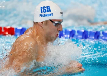 El nadador israelí Ron Polonsky compite en los 100 m braza en los Juegos Olímpicos de París el 27 de julio de 2024. (Simona Castervillari/ Asociación Israelí de Natación)