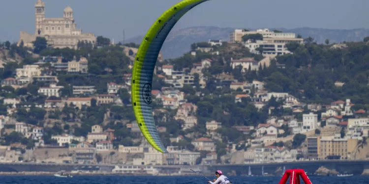 Gal Zukerman termina tercera en semifinal de kitesurf y cierra su carrera olímpica

La regatista israelí Gal Zukerman finalizó en tercer lugar en la semifinal de kitesurf femenino, lo que impidió su avance a la final y marcó el final de su trayectoria olímpica.

Todos los atletas israelíes de vela ya han concluido su participación en los Juegos Olímpicos. En París, Israel obtuvo dos medallas en vela: una de oro para Tom Reuveny en windsurf masculino y una de plata para Sharon Kantor en windsurf femenino. En total, Israel acumula cinco medallas olímpicas en esta disciplina.