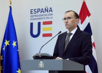 El ministro de Asuntos Exteriores de Noruega, Espen Barth Eide, se dirige a los medios de comunicación antes de las conversaciones sobre Oriente Medio en Bruselas, el lunes 27 de mayo de 2024. (Foto AP/Geert Vanden Wijngaert)