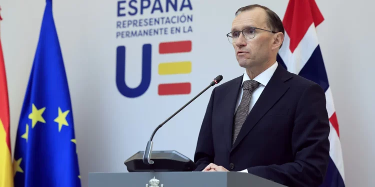 El ministro de Asuntos Exteriores de Noruega, Espen Barth Eide, se dirige a los medios de comunicación antes de las conversaciones sobre Oriente Medio en Bruselas, el lunes 27 de mayo de 2024. (Foto AP/Geert Vanden Wijngaert)