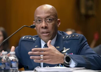 El general Brown, jefe del Estado Mayor Conjunto de la Fuerza Aérea, habla durante una audiencia el 8 de mayo de 2024 en Washington. (Foto AP/Mark Schiefelbein, archivo)