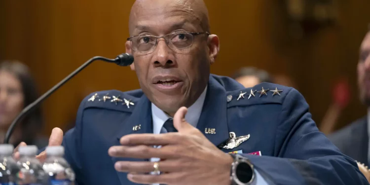 El general Brown, jefe del Estado Mayor Conjunto de la Fuerza Aérea, habla durante una audiencia el 8 de mayo de 2024 en Washington. (Foto AP/Mark Schiefelbein, archivo)