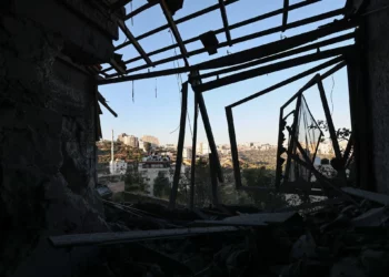 Los daños causados ​​por la demolición de una casa por parte de las fuerzas israelíes en Ramallah, Judea y Samaria, el 13 de agosto de 2024, perteneciente al palestino Aysar Barghouti, acusado de participar en un tiroteo mortal al norte de la ciudad palestina en enero y posteriormente detenido. (Foto de Zain JAAFAR / AFP)