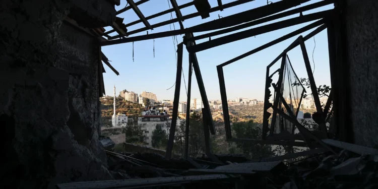 Los daños causados ​​por la demolición de una casa por parte de las fuerzas israelíes en Ramallah, Judea y Samaria, el 13 de agosto de 2024, perteneciente al palestino Aysar Barghouti, acusado de participar en un tiroteo mortal al norte de la ciudad palestina en enero y posteriormente detenido. (Foto de Zain JAAFAR / AFP)