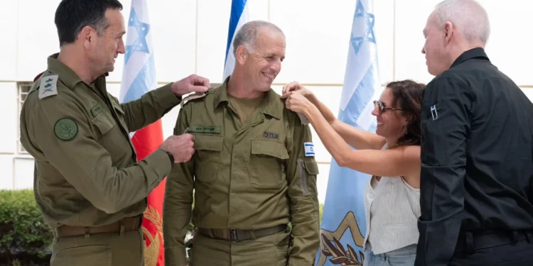 El mayor general Aviad Dagan (centro) recibe el grado de mayor general durante una ceremonia en el cuartel general militar en Tel Aviv, el 29 de agosto de 2024. (Fuerzas de Defensa de Israel)