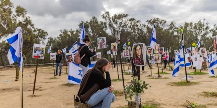 La gente visita el lugar de la masacre del festival de música Supernova en Re'im, el 14 de enero de 2024. (Chaim Goldberg/Flash90)