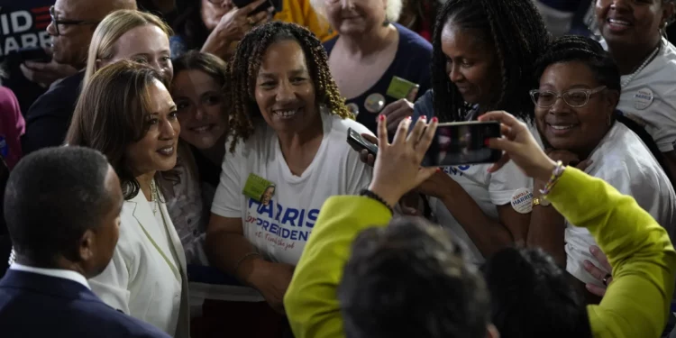 La candidata presidencial demócrata a la vicepresidenta de Estados Unidos, Kamala Harris, saluda a sus partidarios en un mitin de campaña el miércoles 7 de agosto de 2024 en Romulus, Michigan (Foto AP/Julia Nikhinson)