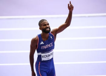 El francés Muhammad Abdallah Kounta celebra después de competir en la prueba de relevos 4x400 m masculino del evento de atletismo en los Juegos Olímpicos de París 2024 en el Stade de France en Saint-Denis, al norte de París, el 9 de agosto de 2024. (Anne-Christine Poujoulat / AFP)