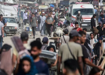 Palestinos evacuan una zona en el este de Jan Yunis después de que las Fuerzas de Defensa de Israel emitieran una nueva orden de evacuación para partes del sur de la ciudad de Gaza, el 8 de agosto de 2024. (Bashar Taleb/AFP)