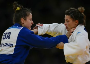 La italiana Alice Bellandi y la israelí Inbar Lanir (azul) compiten en el combate por la medalla de oro de judo femenino de -78 kg de los Juegos Olímpicos de París 2024 en el Champ-de-Mars Arena, en París, el 1 de agosto de 2024. (Luis ROBAYO / AFP)