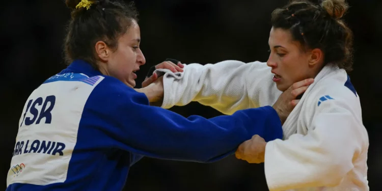 La italiana Alice Bellandi y la israelí Inbar Lanir (azul) compiten en el combate por la medalla de oro de judo femenino de -78 kg de los Juegos Olímpicos de París 2024 en el Champ-de-Mars Arena, en París, el 1 de agosto de 2024. (Luis ROBAYO / AFP)