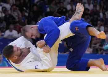 Peter Paltchik (blanco), de Israel, y Michael Korrel, de los Países Bajos, compiten durante su partido de repechaje de -100 kg en la competencia de judo durante los Juegos Olímpicos de Verano de 2024, el 1 de agosto de 2024, en París, Francia. (Foto AP/Eugene Hoshiko)