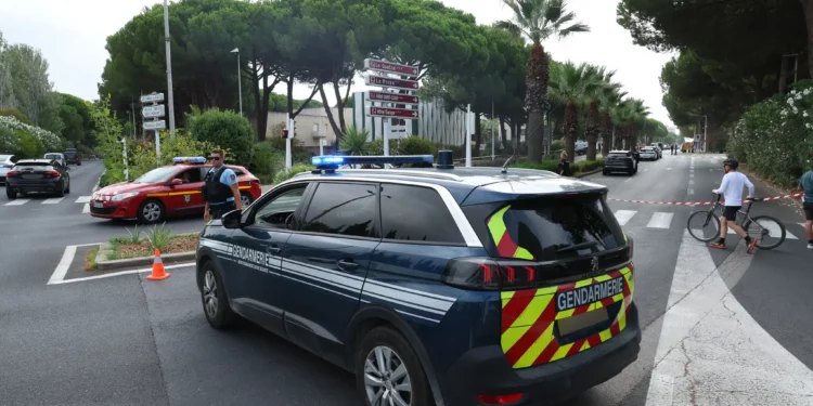 Un agente de la gendarmería francesa bloquea una carretera cerca de una sinagoga tras un incendio y explosión de coches en La Grande-Motte, al sur de Francia, el 24 de agosto de 2024 (Pascal Guyot/AFP)