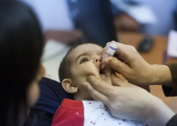 Imagen ilustrativa: un niño recibe la vacuna en un centro médico infantil en Neve Yaakov, Jerusalén, el 10 de septiembre de 2013. (Yonatan Sindel/Flash90)