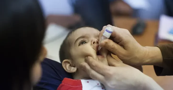 Imagen ilustrativa: un niño recibe la vacuna en un centro médico infantil en Neve Yaakov, Jerusalén, el 10 de septiembre de 2013. (Yonatan Sindel/Flash90)